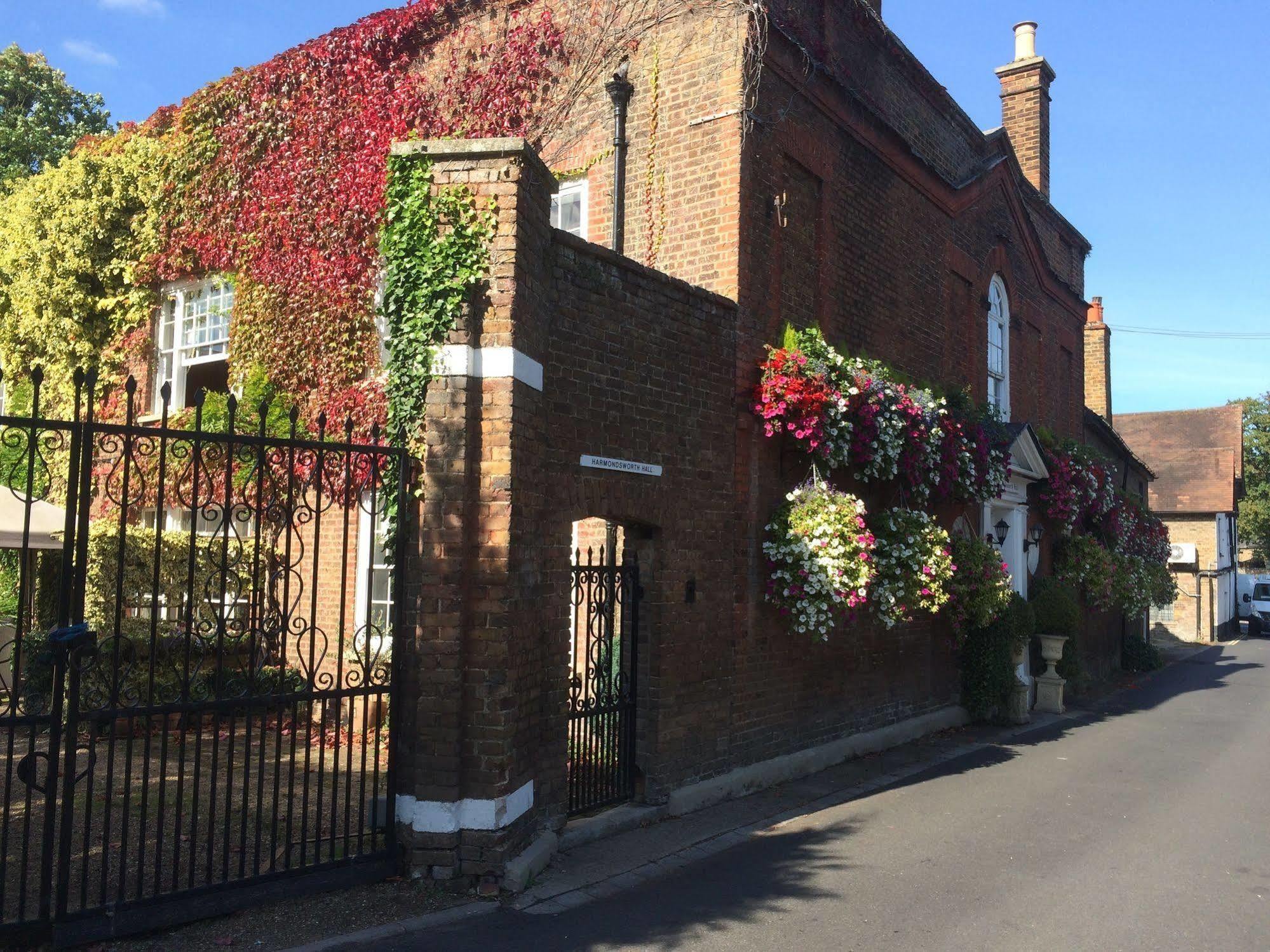 Harmondsworth Hall Guest House West Drayton  Exterior photo